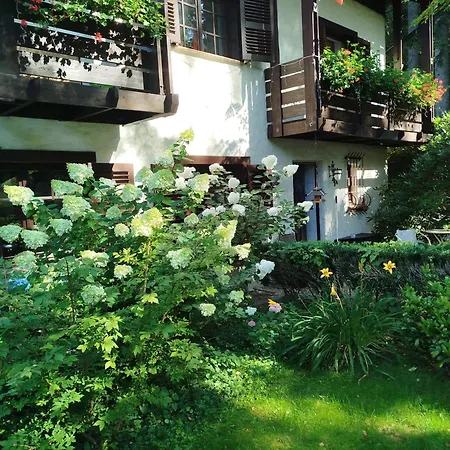 I Lunaria アパート カルパッチ